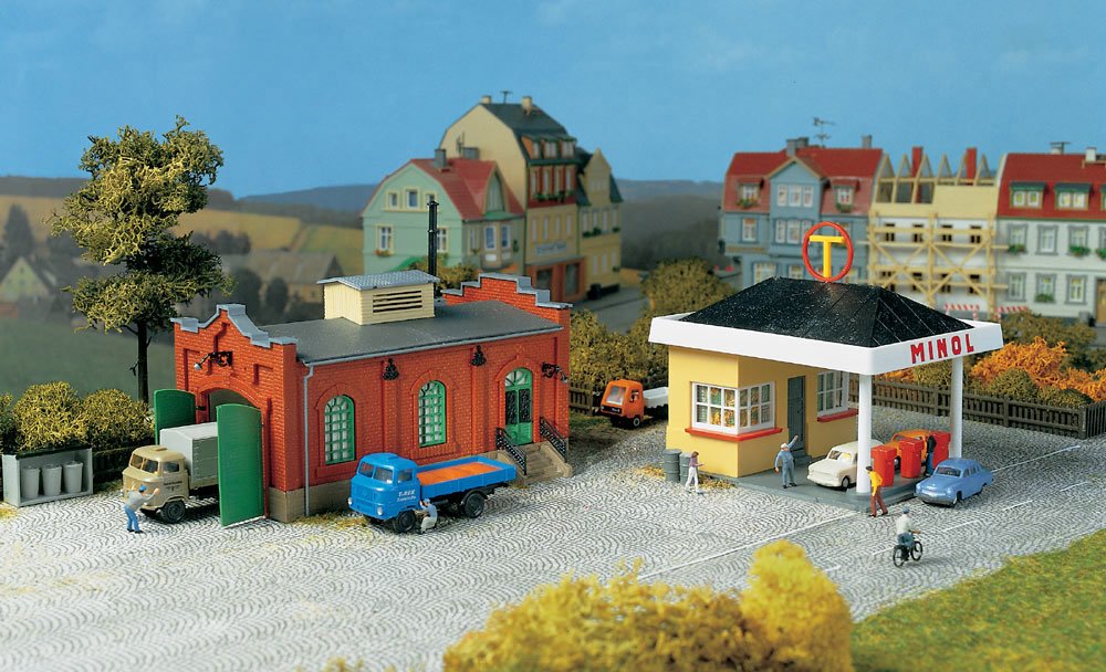 Auhagen Gas Station With Mechanics Work Shop
