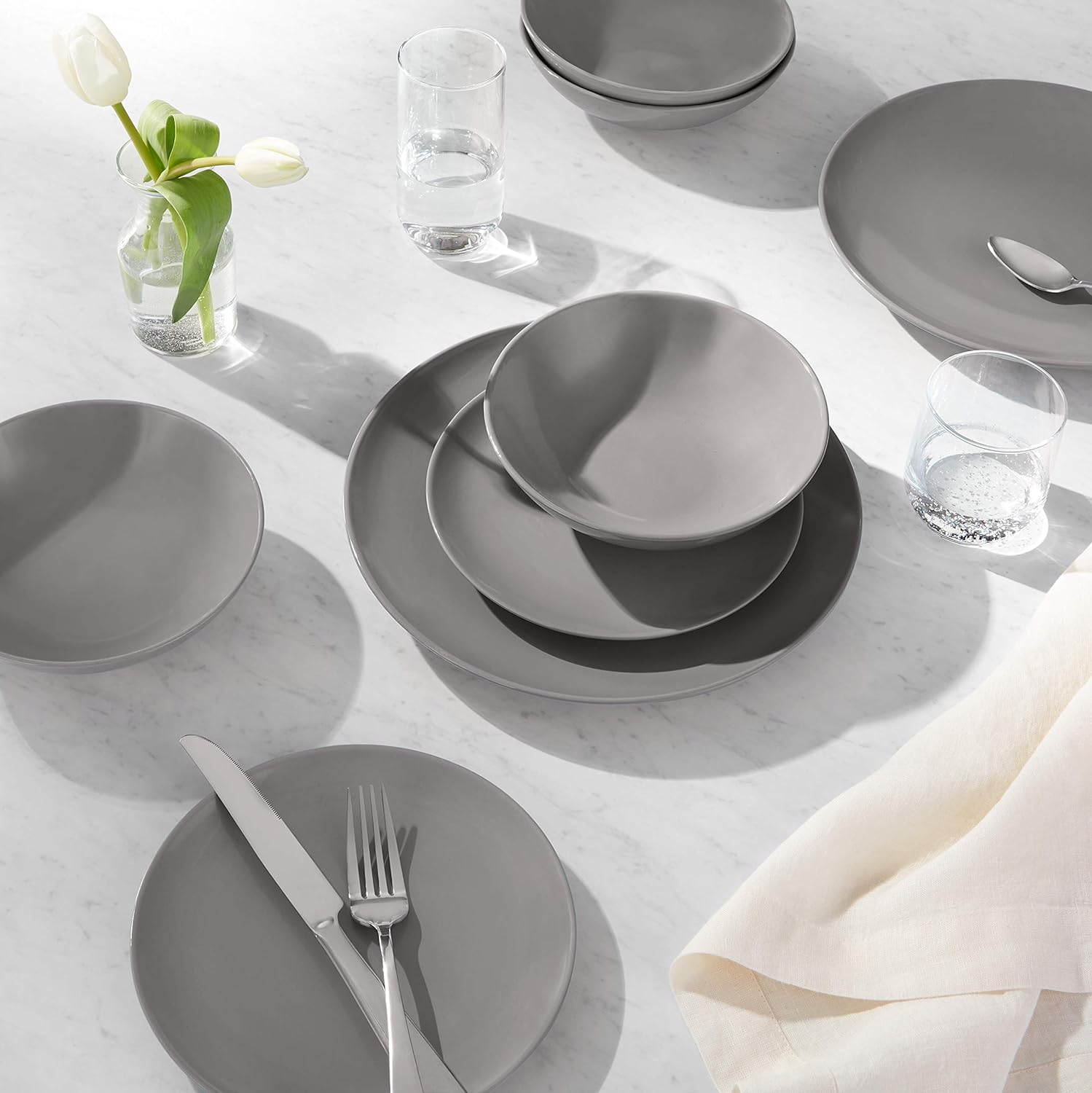 AmazonBasics Amazon Basics 18-Piece Dinnerware Set, Service for 6