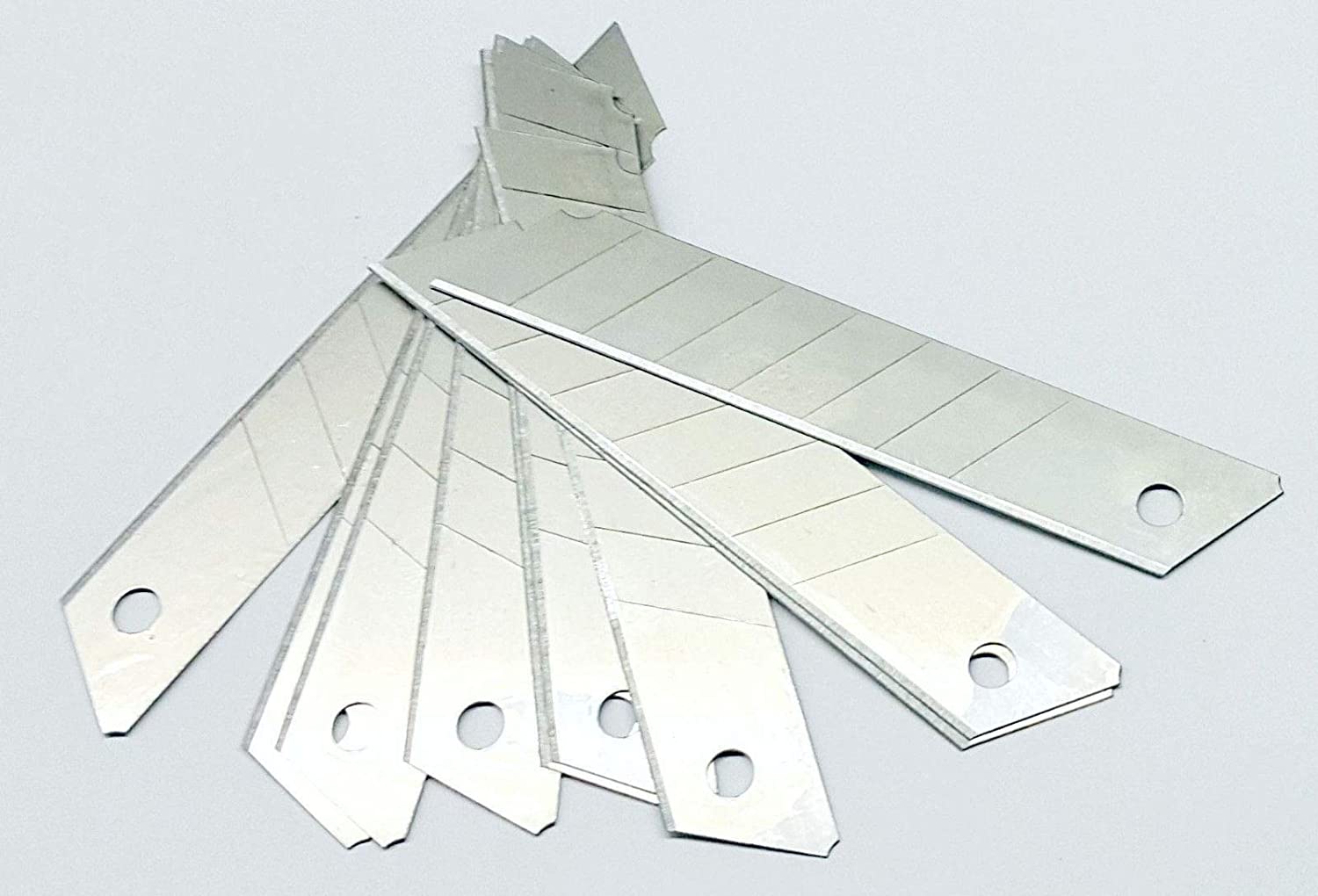 TD-Warenhandel Pack of 100 snap-off blades – replacement blades for cutter knives – 0.4 mm – 18 mm