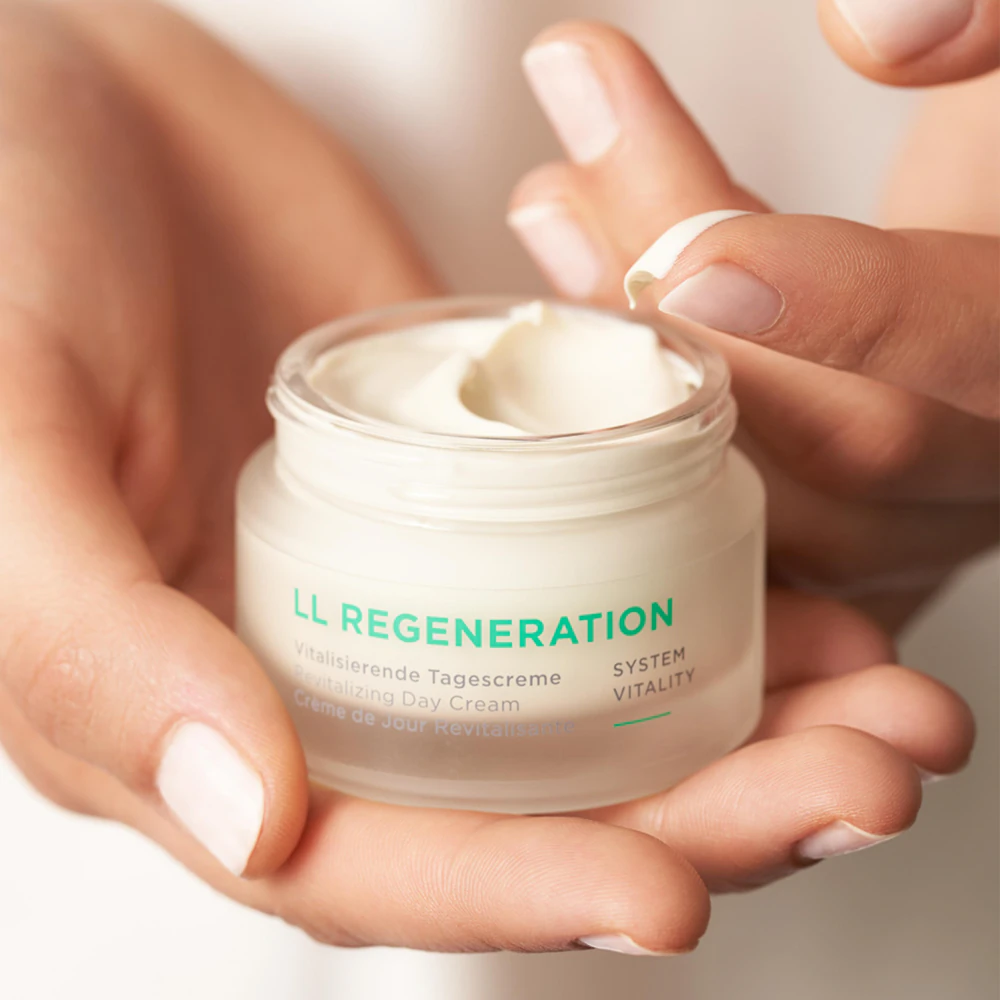 ANNEMARIE BÖRLIND LL REGENERATION Holiday Set Gift Set moisturizes toning skin
