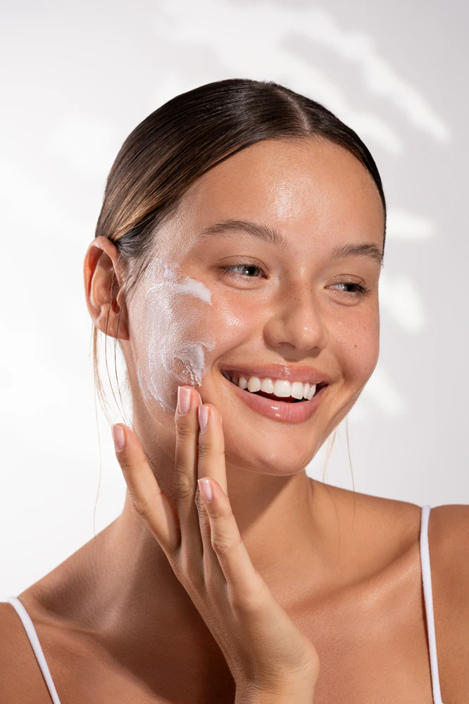 Bielenda GLAZE & GLOW moisturizing and brightening face cream for dry skin