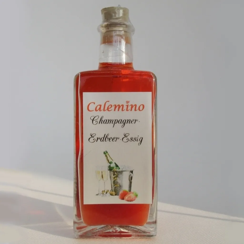 Calemino Champagne strawberry vinegar with 16.7% fresh strawberries 100ml