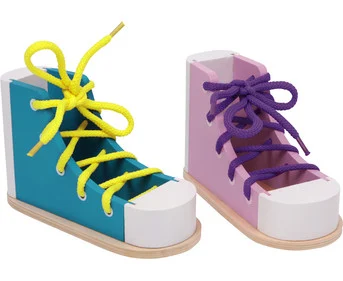Threading shoes “tying a bow”