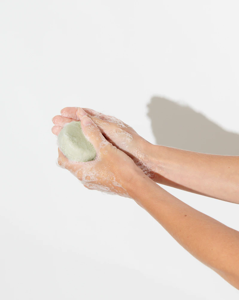 Moisturizing solid moisturizing