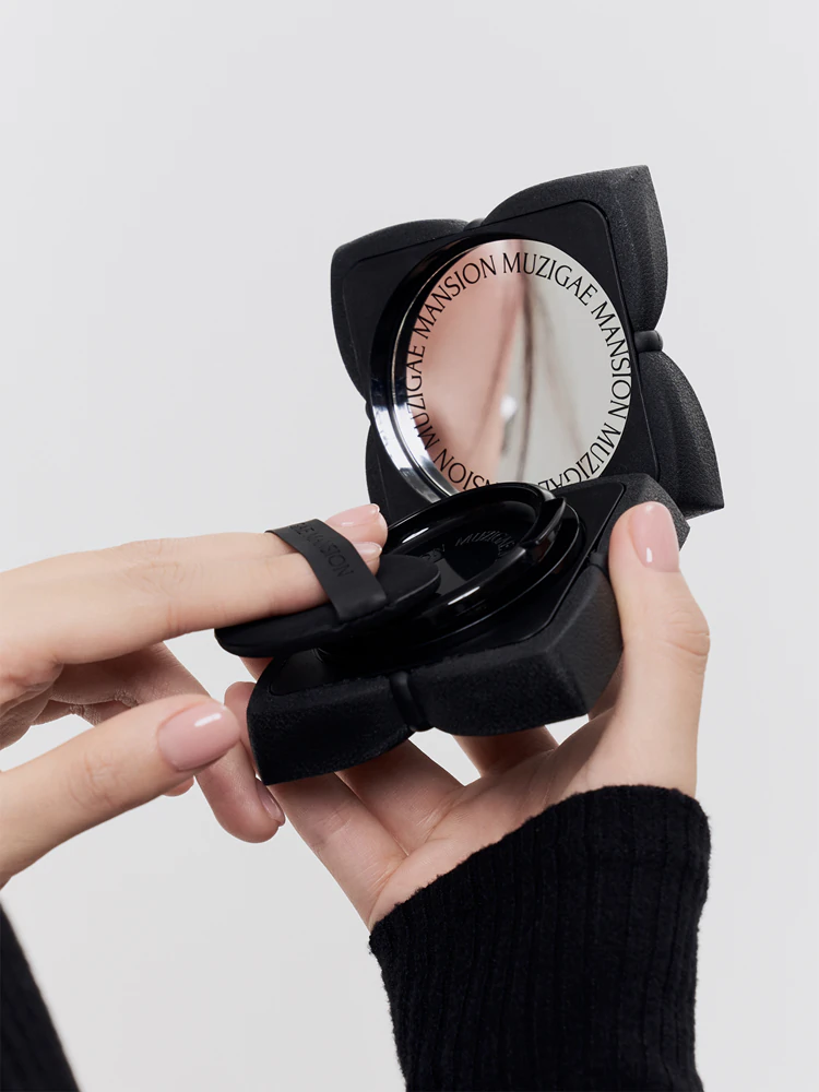 MUZIGAE MANSION Sleek Matt Cushion long-lasting make-up in a sponge SPF 50+ for the perfect look