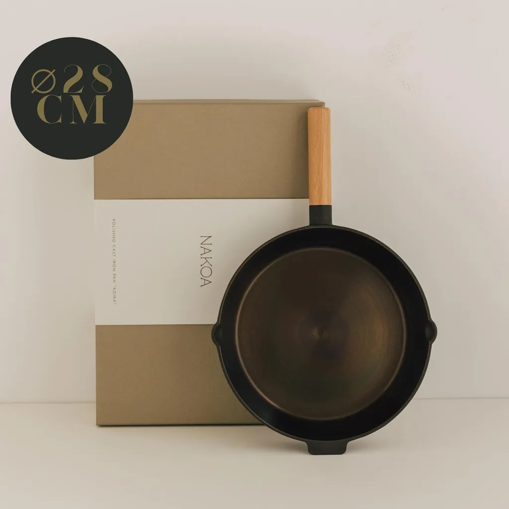 NAKOA Premium Polished Cast Iron Pan for Induction 28 cm | Robust cast iron pan for all hob types including induction | smooth pan base