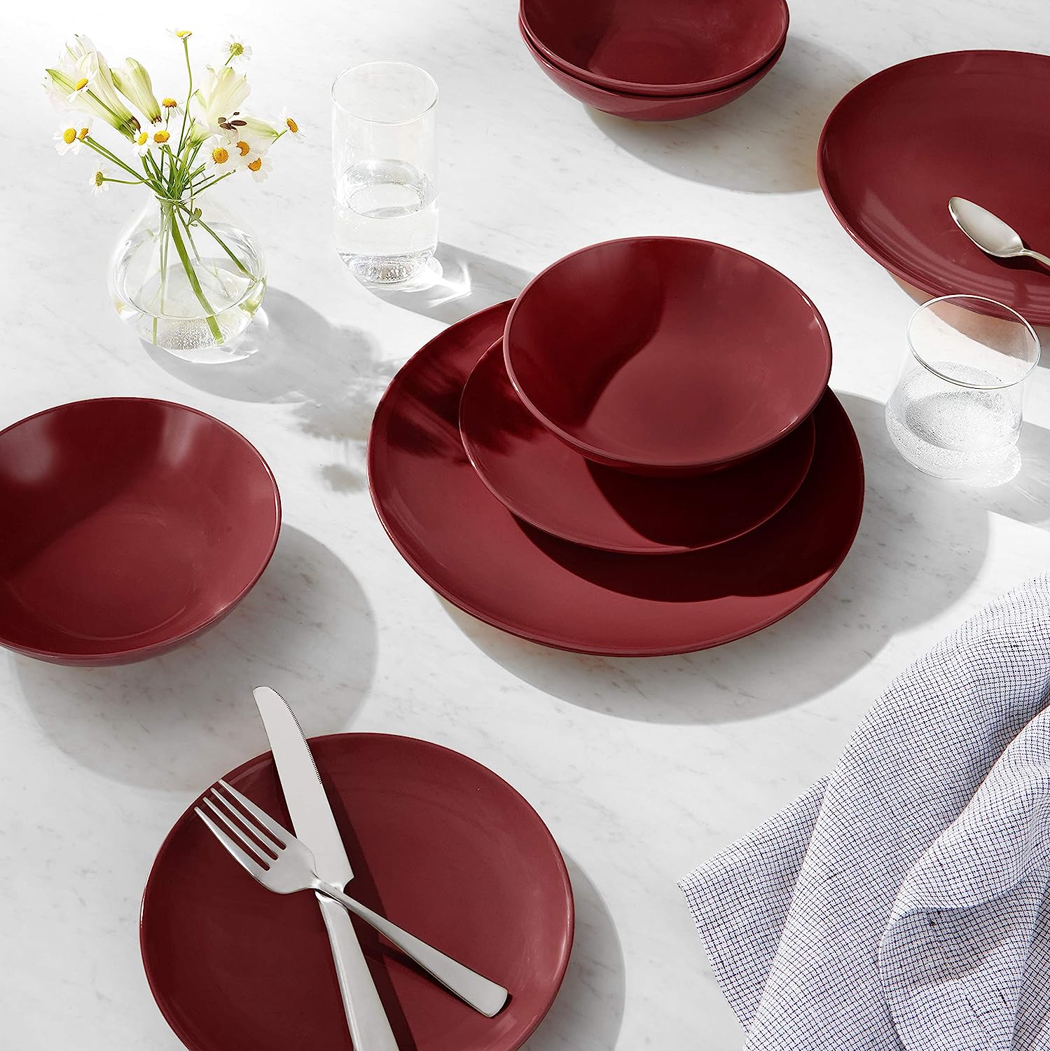 AmazonBasics Amazon Basics 18-Piece Stoneware Crockery Set, Lingonberries, Service for 6 People
