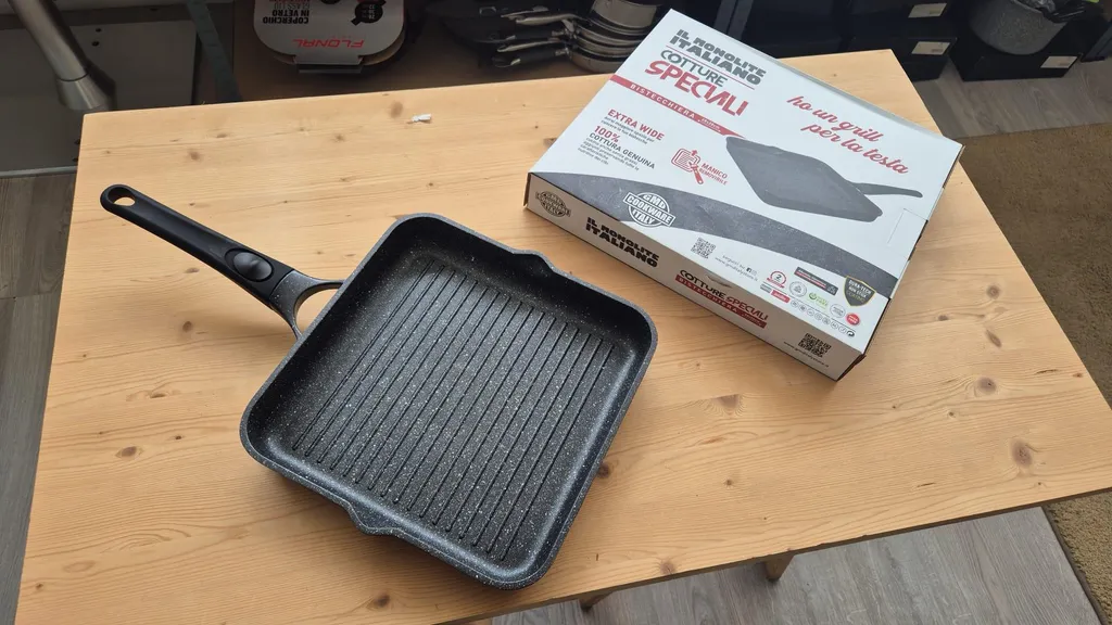 GMD COOKWARE Square grill pan (28 x 28 cm) for induction hobs with soft-touch handle