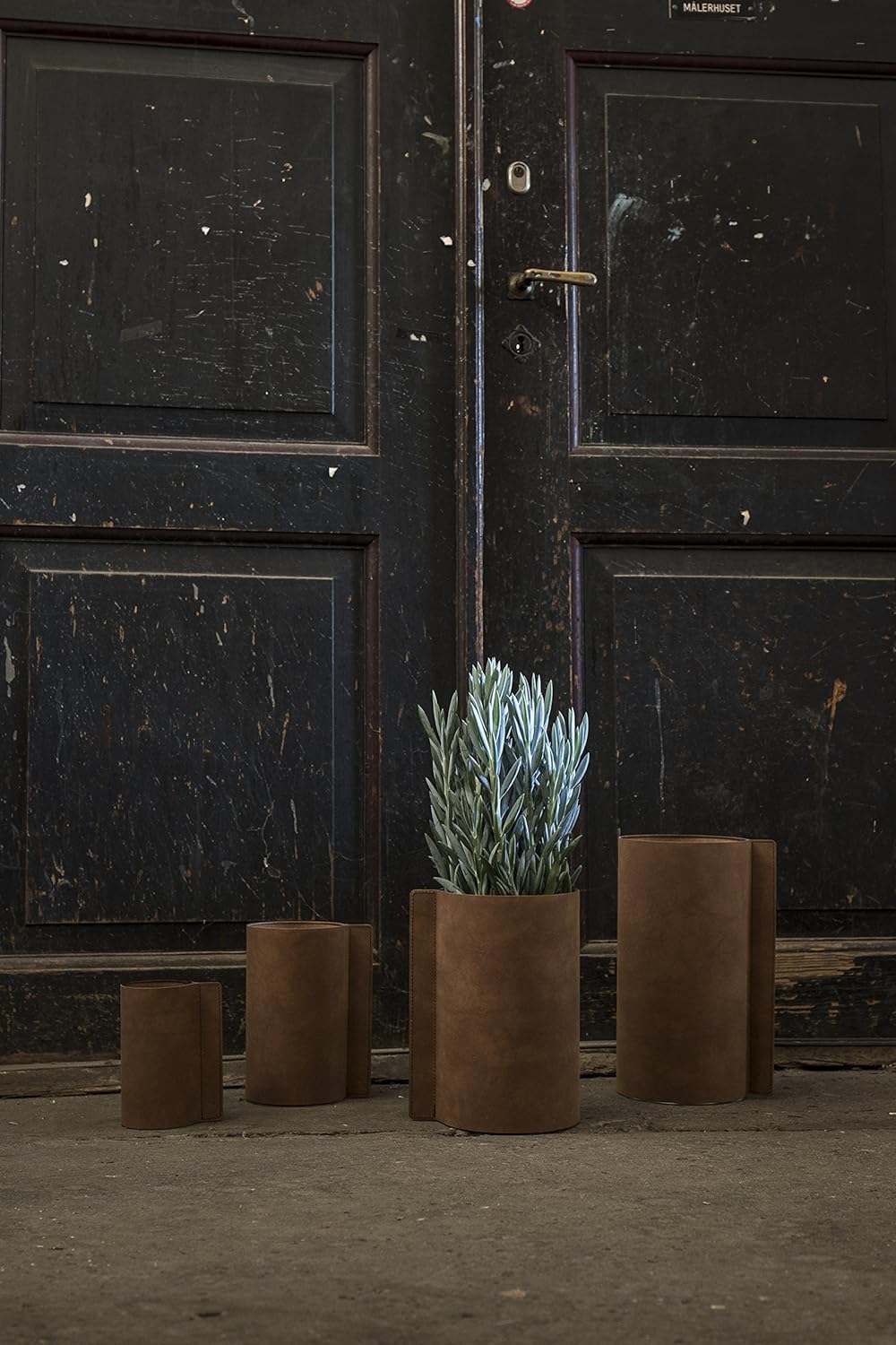 LIND DNA Glass Vase M with Leather Coating Nupo Sand Diameter 11 x Height 20 cm