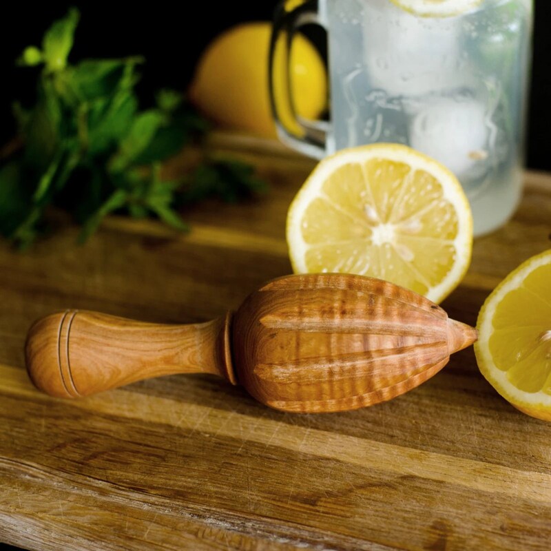 Olive wood citrus press, pointed, manual, 16 cm, natural